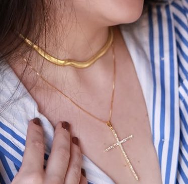 Colar fita dourado e colar com crucifixo cravejado