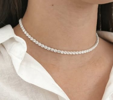Choker riviera de cristais com camisa branca